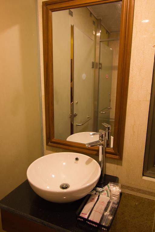Millennium Hotel Янгон Екстериор снимка